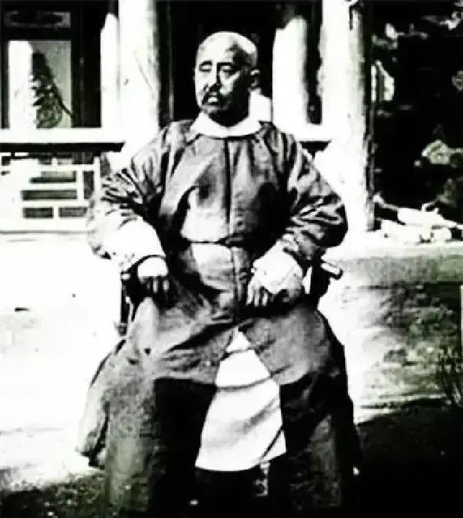 捻军后来的统帅叫张宗禹，最后兵败，只剩下十几个人，逃到一间破庙，第二天他的手下醒来，发现他不见了，后来李鸿章带人搜索方圆几十里，硬是活不见人，死不见尸。
老陈盯着墙角那双旧鞋，看了足足一炷香的时间。最后他起身，从自己包袱里摸出仅剩的半块干粮，掰碎了分给剩下的人。“吃完这顿，各走各的。”他说。
没人问