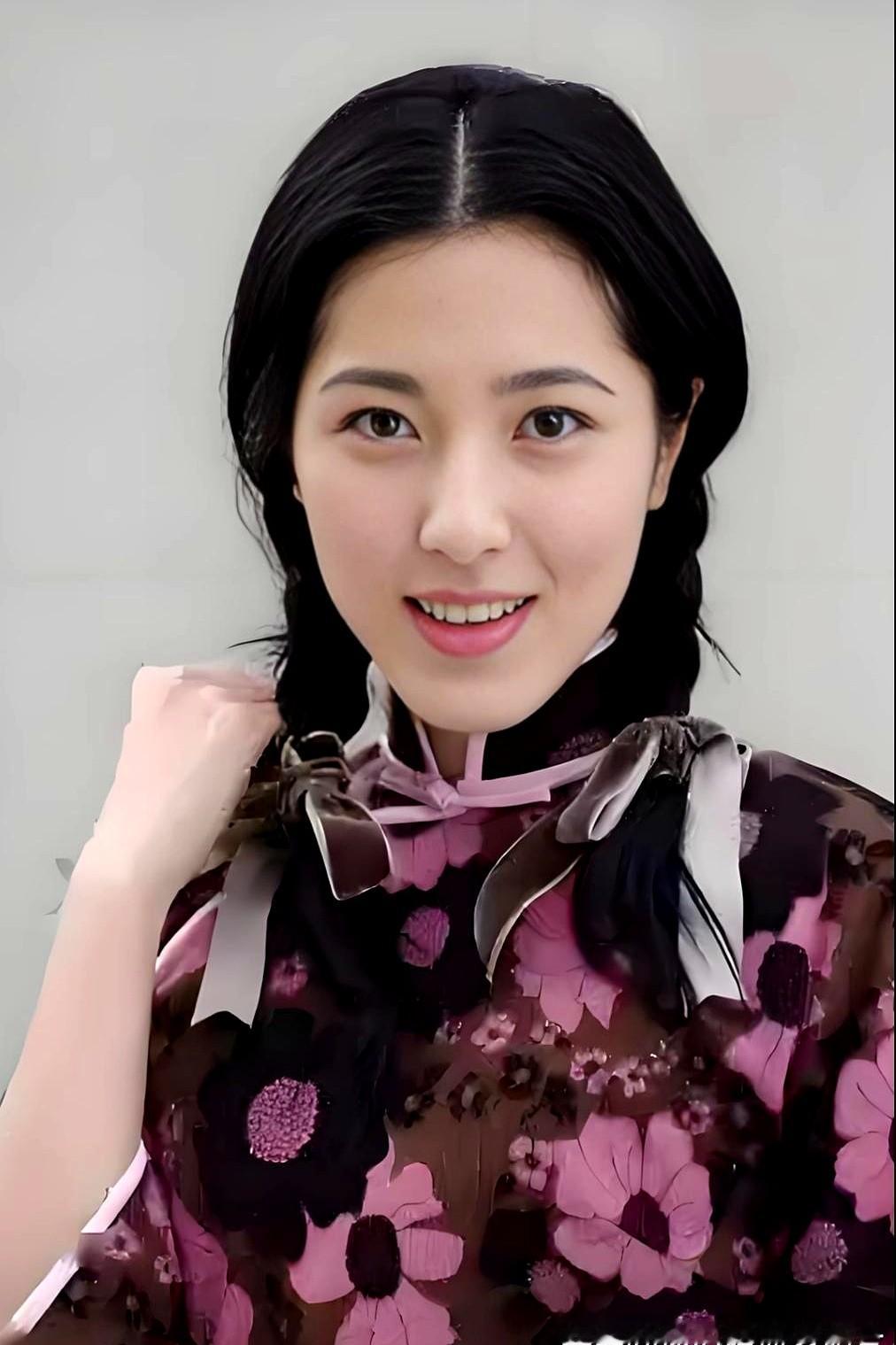31岁演民国少女，放现在准被嘲，但看曾黎2007年的定妆照，你只能服气。

这是电视剧《伤情》的定妆照。曾黎顶着素颜淡妆，扎着双麻花辫直接出镜。

江南女子的温润清秀全在脸上，眼底又透着一股子倔强灵气。

看看现在离了滤镜没法看的新剧，再看看31岁还能“清水出芙蓉”的曾黎，这种干净耐看的落落大方，现