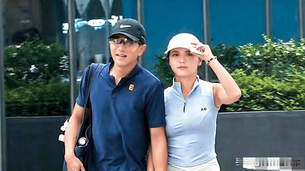 刘恺威评价新女友黎纪君“很简单”的说法。黎纪君履历：香港理工大学工商管理系毕业，身兼模特、演员、主持人、歌手多重身份；2018年自掏50万开烘焙店，亲自经营授课，熬过疫情还扩大店面；所属经纪公司圈内人脉丰富，和不少香港知名艺人交好。
 
她曾与外籍男友相恋六年，分手时发布的文案非常得体。作者认为黎纪