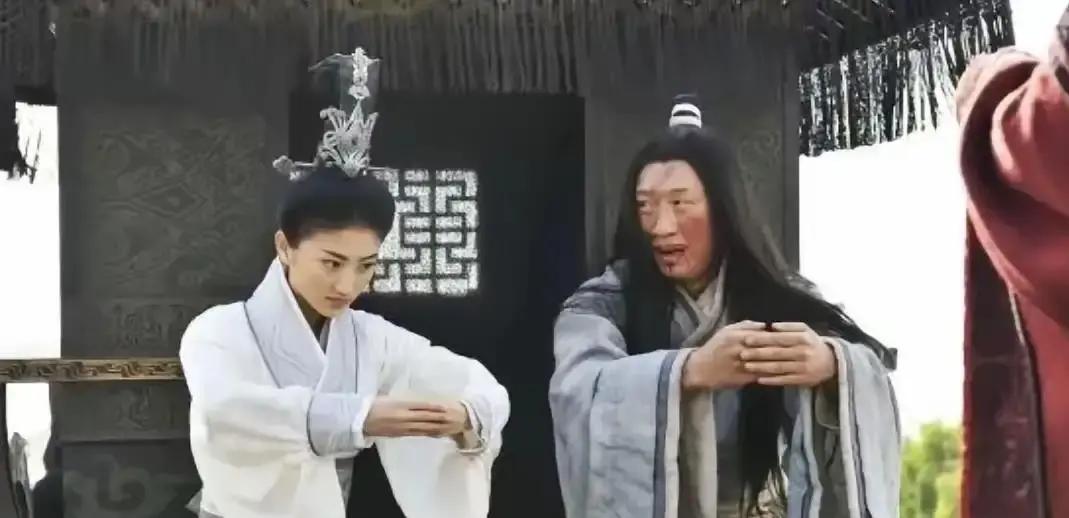 景甜的底牌，其实早就露过馅了。
当年《战国》投资过亿，找来孙红雷、吴镇宇、金喜善给她配戏，宣传口径就是“景甜是新人”。
孙红雷后来在采访里亲口说，他给这部戏的自己打20分。还提过一嘴，景甜第一次见他，坐下来就说“我不会演戏，你看怎么办吧”，他觉得碰上了个“妖怪”。
但这事真正刺眼的，不只是“新人配大