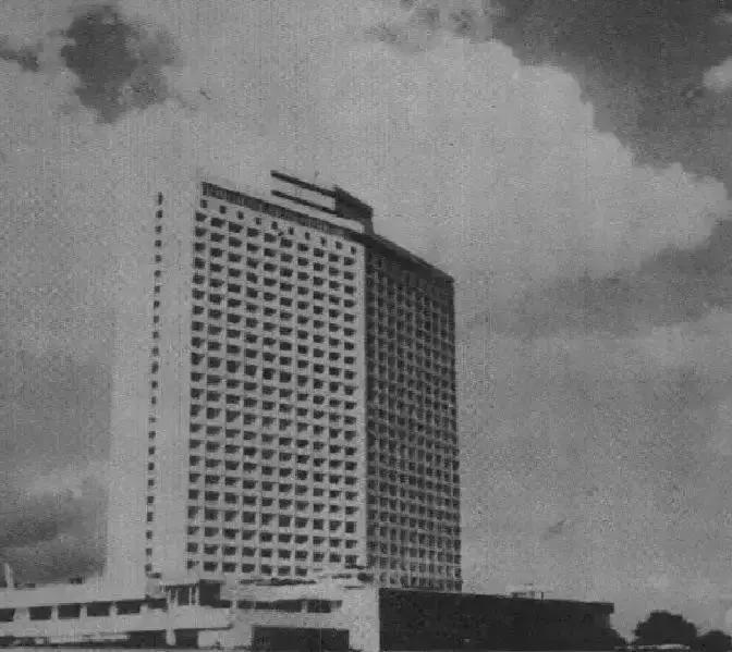 1982年，广州白天鹅宾馆被军方强制要求建立高射炮台，董事长霍英东无奈之下来到北京，托廖承志给叶帅诉苦，然而叶帅的反应却让所有人震惊。
 
霍英东坐在叶帅客厅的沙发上，等了足足四十分钟。廖承志进去通报时，他听见屋里传来茶杯重重搁在桌面上的声响，然后是叶帅那口浓重的广东话——“乱弹琴。”
 
门开了，
