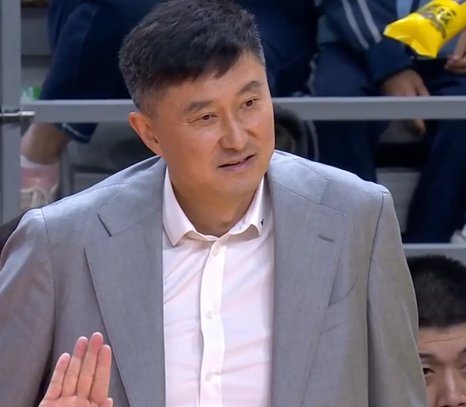 杜锋藏了四张稳赢底牌，唯独徐昕让他训练时皱眉。 你以为三连败是广东不行...