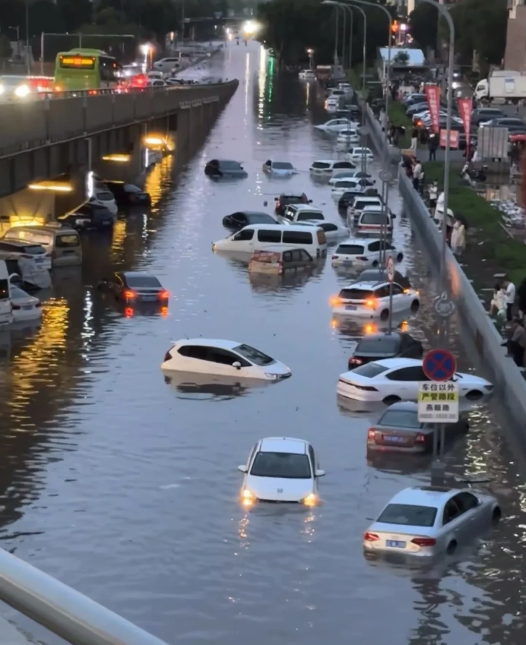 燕郊暴雨冰雹，车辆被困5个小时了，遥遥无期