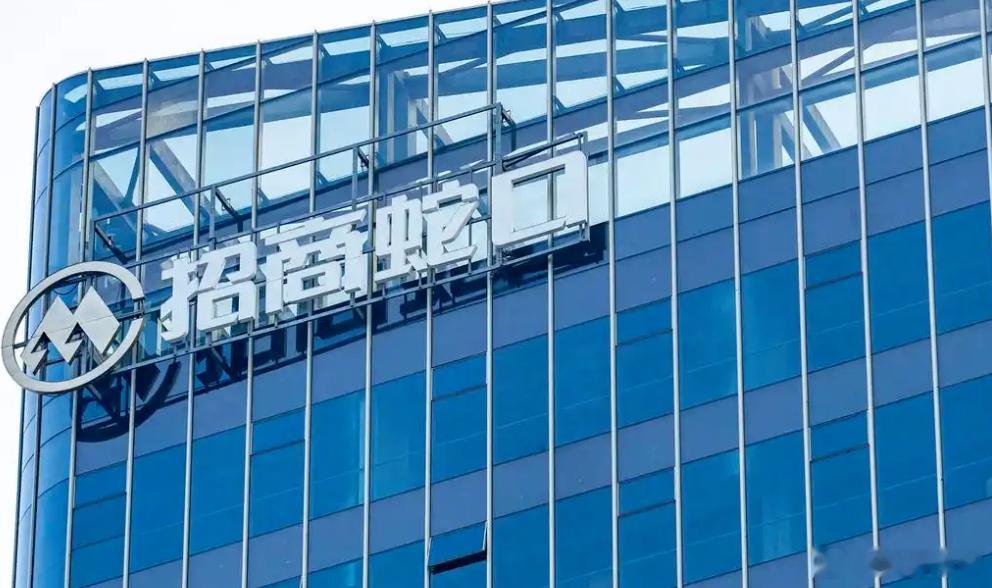 人都被推倒摔成轻伤二级了，官方通报却只写 "强制猥亵"，为什么不是强奸？或者是强奸未遂呢？有网友疑惑是否存在 "降格处理"？

先简单过一下案情。7 月 26 号晚上，招商蛇口浙江公司总经理赵海峰，跟杭州滨江区公职人员郁某栋，吃完饭转场 KTV，在包厢里对一名女性实施强制猥亵。

过程中赵海峰把人推 ​