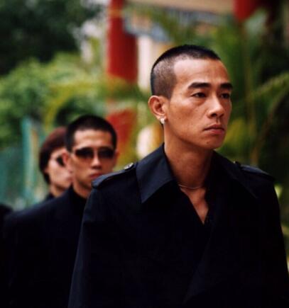 陈小春这波发言太刚了，直接戳中无数人痛点。陈小春在节目里直言，当年送走的弟弟绝不会刻意找回来，各自人生轨迹已经走了几十年，强行重逢反而打破两边的平静。
 
很多人看亲情相关的故事，第一反应，都在期待大团圆的结局。大家默认血缘大于一切，只要血脉相连，就该想方设法重新聚到一起。现实生活里面，事情往往没有