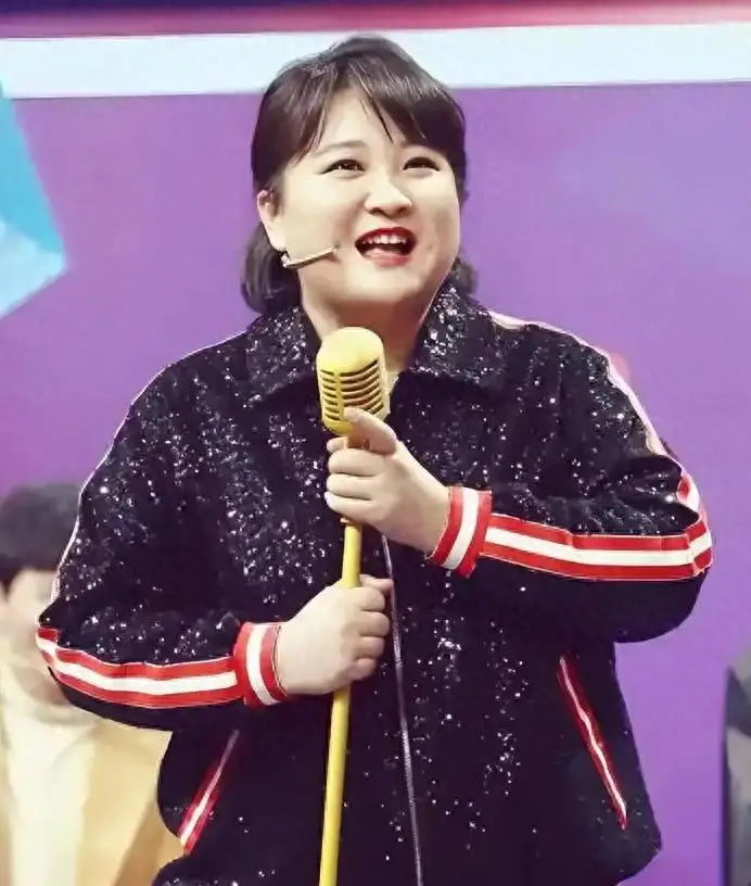 玲儿回来了！贾玲直面长胖争议：极致瘦身，本就没法一辈子硬扛

2026年7月，一组贾玲线下活动的无修原生照片刷屏网络。对比《热辣滚烫》宣传期紧致纤瘦的模样，镜头里的她面部饱满、身形圆润，回到大家熟悉的样子，巨大反差迅速引爆全网讨论。
 
一年多前，贾玲从210多斤减重百斤，惊艳全网，被称作减肥天花板