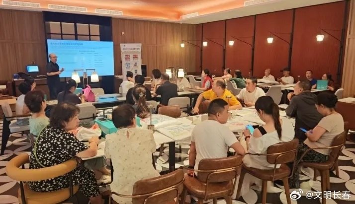 #文明长春# 【看电影、学技能、品月饼！宽城区上海路社区“快闪电影院”上演人间烟火】
　　晚风纳凉，光影传情。近日，长春市宽城区新广街道上海路社区开展“消夏邻里快闪电影院”惠民活动，把露天电影、便民服务、节日温情送到居民家门口，让邻里烟火气与幸福感持续升温。 ​