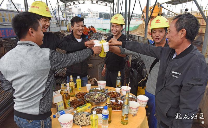 连续办13年！河南矿山老板摆1600多桌中秋大宴，一万五千多名员工和家属一同赴宴过节。
 
每到中秋前夕，厂区的空地上就会搭建临时的就餐大棚，一张一张桌子整齐排开。今年的宴席数量超过一千六百桌，菜品都是提前备好，分量实在，兼顾不同人的口味。企业没有只邀请在岗职工，员工的父母，孩子都可以过来，一起坐下