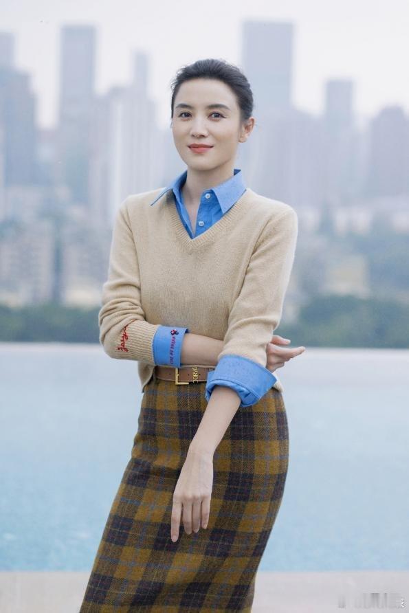 又被宋佳惊艳了！衬衫叠穿不配裤子、乐福鞋，这样打扮更时尚洋气 ​
