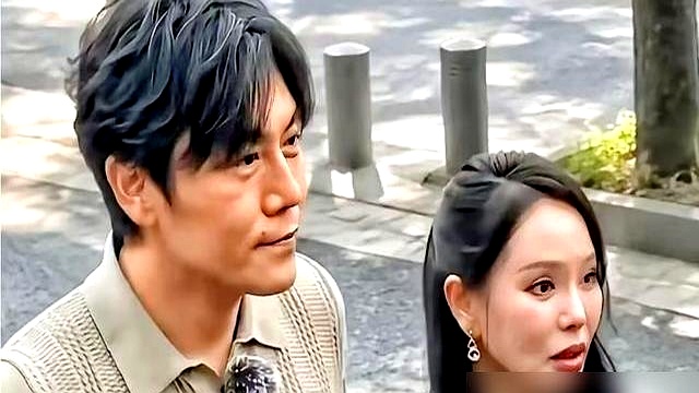 58岁伊能静把留了十年的刘海一刀剪了，素颜出镜瘦了十斤，放话马上六十不装了，把网友看楞了！
 

以前死磕少女感，生酮半年瘦到43公斤，结果脸直接垮掉，胶原蛋白全流失。现在改练普拉提，断糖轻断食，跟秦昊上夫妻综艺，女儿用零花钱给她买小金子，儿子去电影见面会当主持。
 

人不是突然通透的，是终于发现