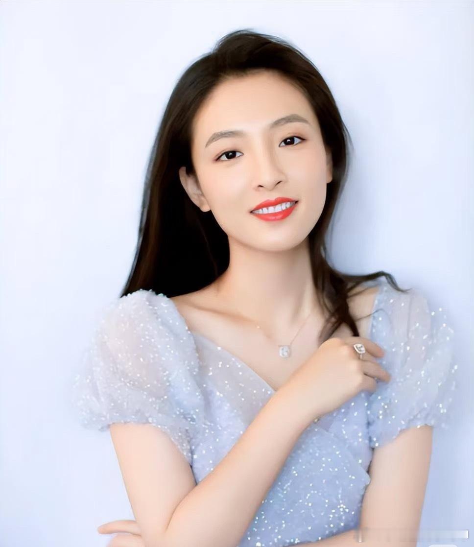 近期王鸥首度公开承认独自养育孩子，将内娱单亲妈妈群体再度推向舆论中心；这些女星的选择路径各异，既有未婚生育也有离异独自抚养，但共同点是始终将孩子的隐私与成长放在首位。  一、未婚生女、独立抚养的代表-