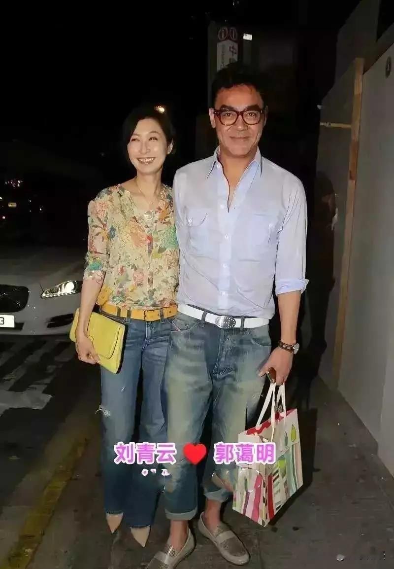 提起刘青云，大家都知道他是圈内出了名的好男人，结婚多年零绯闻，一直专一顾家。
 
很多人开玩笑说，刘青云不出轨，是因为老婆郭蔼明太漂亮。
可不止是颜值，郭蔼明本身就是妥妥的才女。当年是港姐冠军，高学历，气质出众，又温柔通透。
 
两人相识于影视剧，一路相伴走过几十年。
刘青云在外打拼演戏，郭蔼明把家