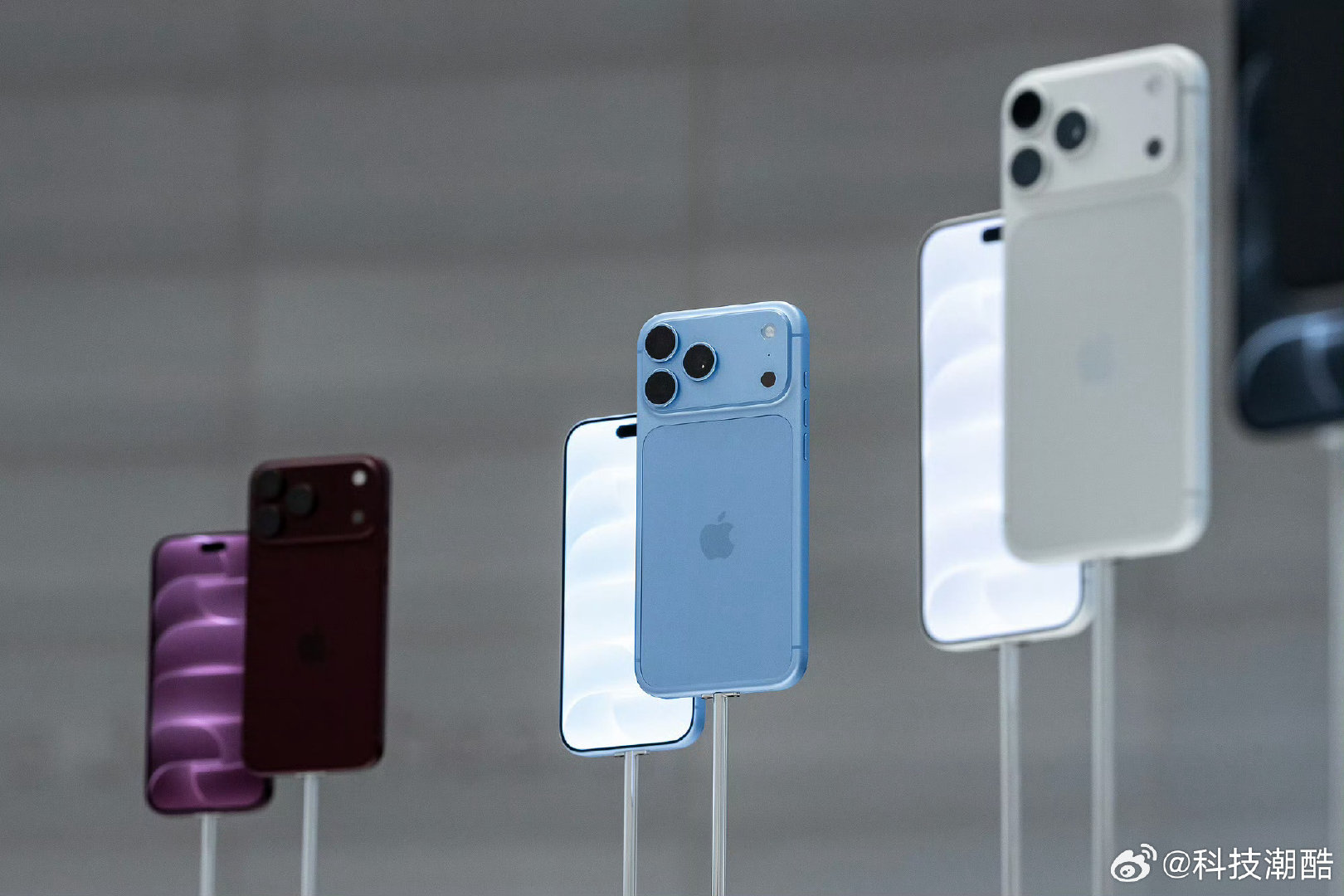 #蓝色iPhone18Pro更抢手#我也觉得今年的冰川蓝更好看呀！而且也是抢的这一款，大家觉得哪个更好看？ ​
