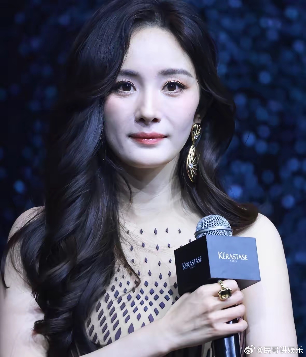 金鹰奖这事儿，
​问题真的非常大，
​细心的人都看出来了！不是观众不捧杨幂，也不是杨幂演技不行，而是这评选本身就有问题吧？
​一部剧男女配角都拿了提名，偏偏让女主杨幂止步六强，你们说这荒不荒唐？
​更有意思的是，
​杨幂从出道主演的《宫锁心玉》《古剑奇谭》《三生三世》《亲爱的翻译官》 ​