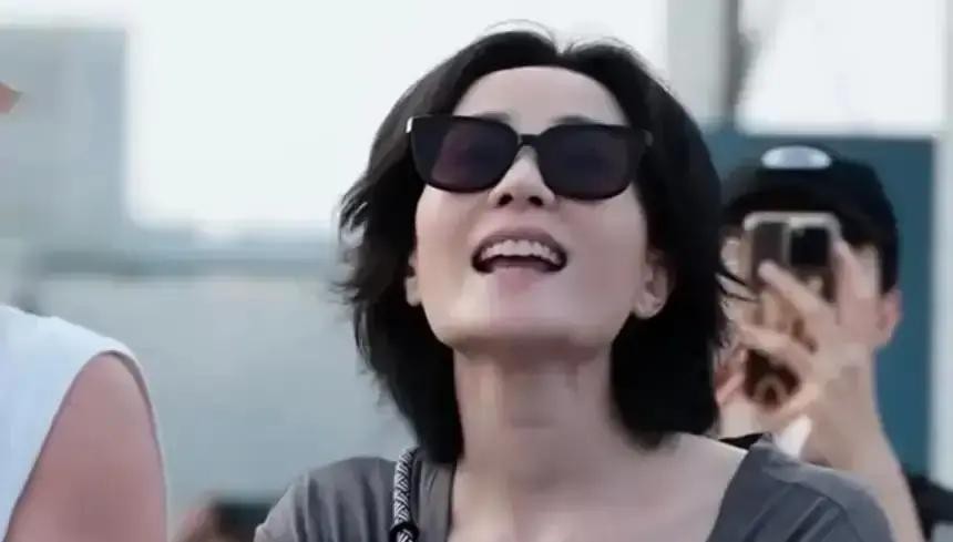 李亚鹏对着镜头苦笑，说自己好心好意给亲闺女李嫣发点养生小知识，结果嫌他啰嗦，反手就把老父亲给拉黑了

一年花上百万把孩子送进瑞士的贵族学校，这当爹的生怕给的不够，相处起来透着一股子卑微的紧绷感

可你再看看他对待没半点血缘关系的大女儿窦靖童，简直像换了个人

当年接受采访，他当着全国观众的面揭大闺女