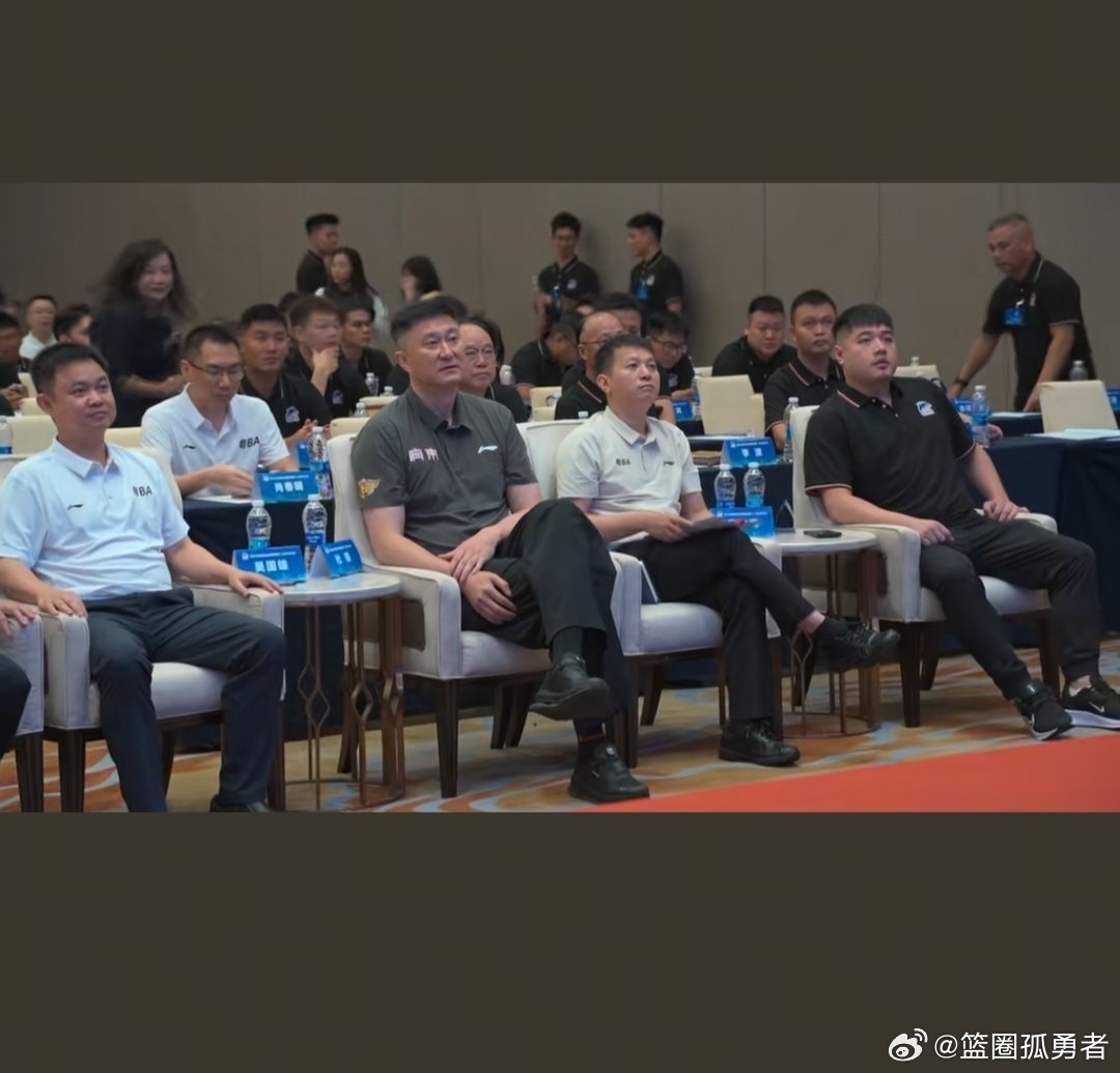 杜峰现在真带派哈！球迷湛江遇见杜锋，作为广东省篮球协会会长杜锋莅临现场...