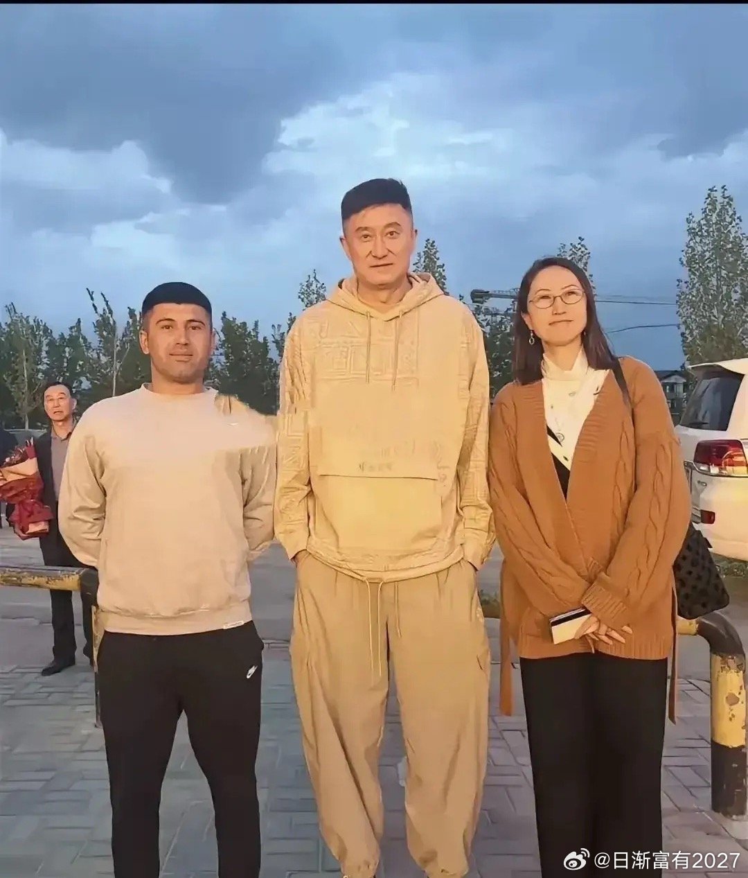 杜锋荣归故里！
近期，杜锋向球迷们透露，自己眼下已经回到了新疆老家，接下来的计划是去乌鲁木齐宏大广场DF篮球俱乐部探营，除了会在现场指导球员之外，另一个任务是寻找好苗子。
杜锋返乡后受到了当地球迷和球员的热烈欢迎，不少球迷甚至特地跑到现场，只为看杜锋一眼。对于来自家乡球迷的热爱与支持 ​