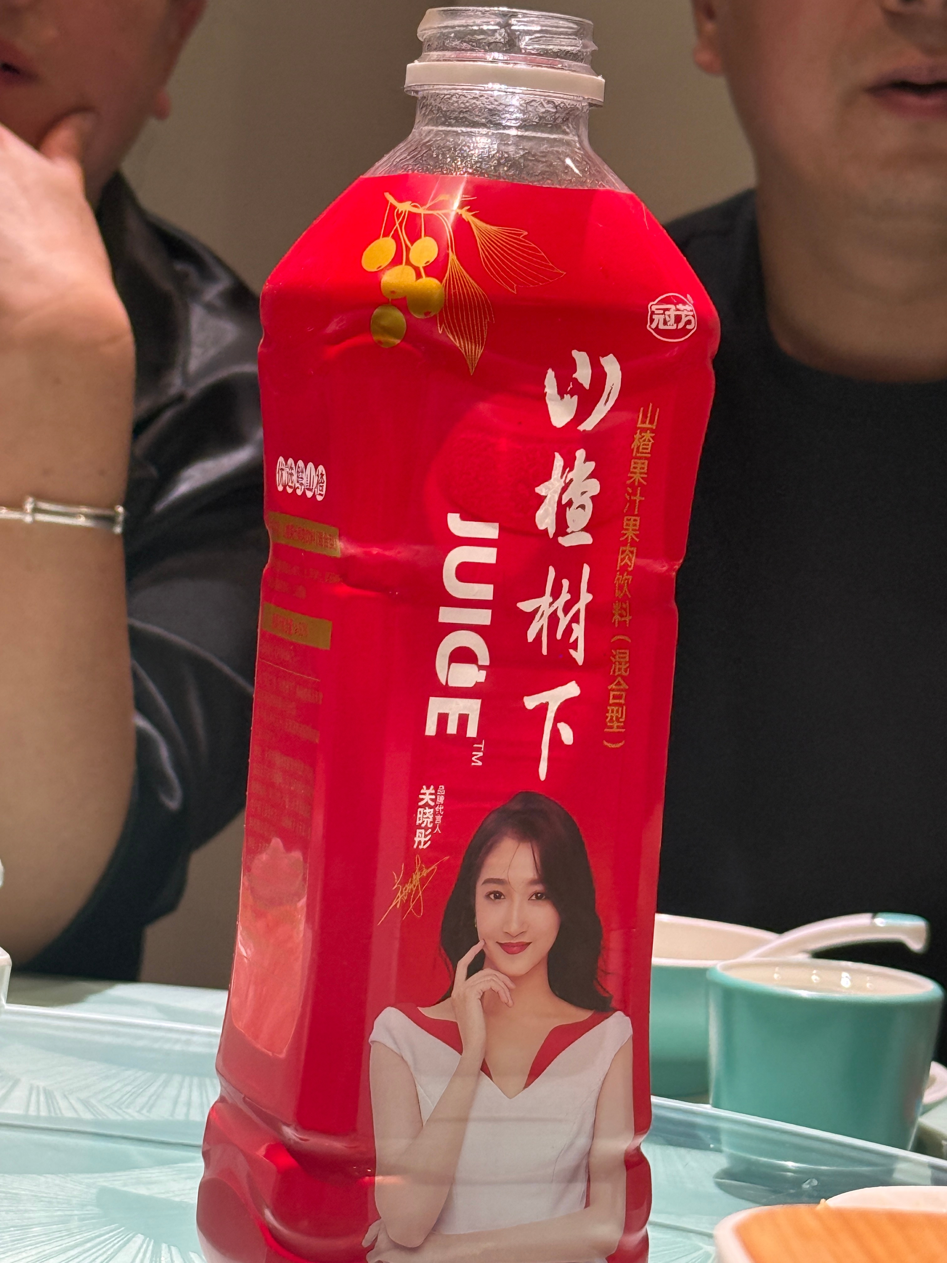 十二年的“变形计售后”终究撞破现实。晋妈在直播间坦言停了李勒优的零花钱，原因是孩子作息颠倒，不肯去自家面馆帮忙；李勒优则选择搬出去独居，留下一句“接受一切事与愿违”，态度落寞又释然。曾被全网追捧的非血缘母女情，曾温暖无数人，如今在流量与利益的拉扯下，暴露出成年人世界真实残酷的一面 ​