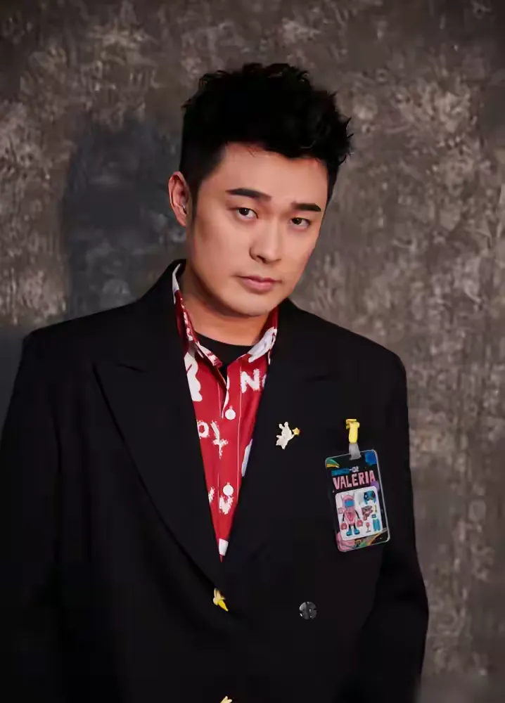 陈赫无戏可拍，真别全甩锅综艺人设。

总说综艺耗光演员神秘感，

可范伟小品形象刻进几代人记忆，

演《漫长的季节》照样拿下最佳男主；

赵本山小品王出身，

《落叶归根》也获金马影帝提名。

说到底，赚综艺快钱容易，

沉下心磨演技难。

演员想走得长远，克制是选择，

硬实力才是真正的底气。