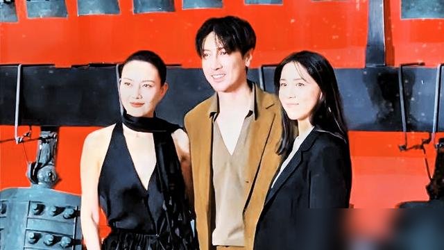 47岁高圆圆往红毯上一站，弹幕直接炸了。
黑色挂脖长裙，大光明盘发，一点没遮。镜头怼脸拍，状态松得不像在走红毯，像刚遛完弯顺便来领个奖。
跟张鲁一互动那几下，自然得让人忘了这是直播。
可你不知道，她前几年差点把自己逼死。结婚生子后复出，对着镜头找不到感觉，作品出来自己先看不下去。她在采访里原话