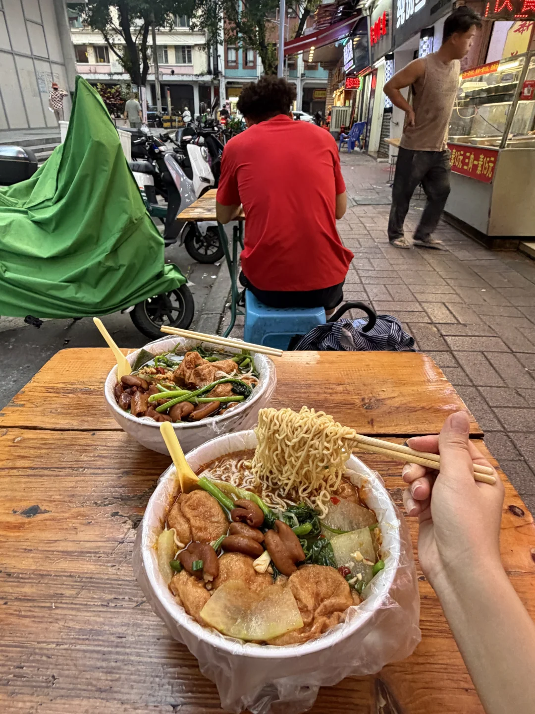 广州。。。士多里的麻辣烫好便宜！！