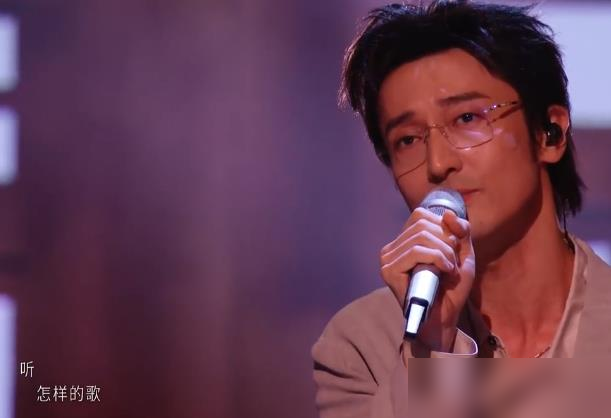 王传君票数压过阿云嘎，全网吵翻了！
这是《披荆斩棘2026》二公队长合作秀结果，四个队长同台竞演，王传君拿833票第一，专业歌手阿云嘎827票排第二，刚好差6票。
之前一公个人火力值，俩人也只差1票，王传君带的部落拿了一公冠军，阿云嘎本人还多次夸他舞台有艺术性。
一边骂赛制偏心，说演员跨界压过