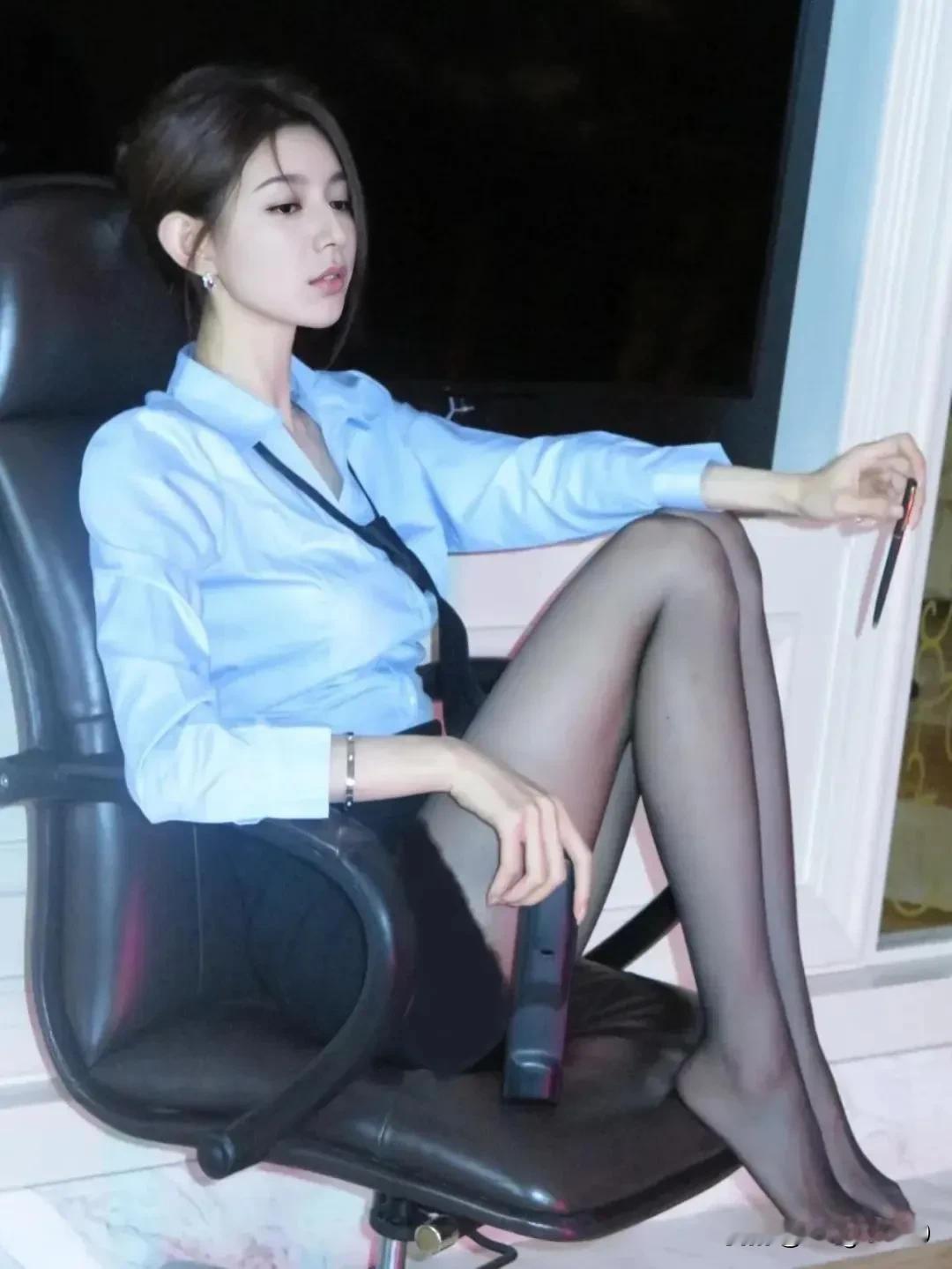 都市白领的优雅姿态，职场女性的魅力！💼👠 大长腿。