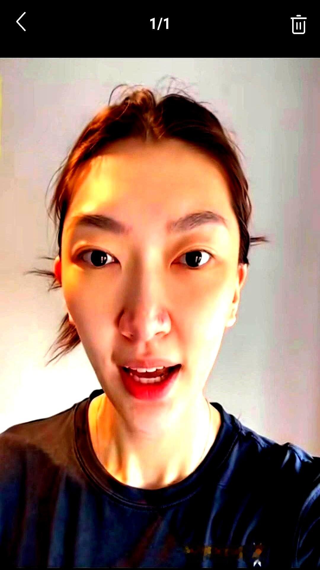 对抗刚热透，最大的底牌还没全亮出来，海外赛季的终场哨就响了。

韩旭发文总结这趟海外征程，确实比去年更适应，但行李箱一拉又得往回走。这种劲儿没使完的感觉，比在场上挨个大帽还难受。在对抗最凶、节奏最窒息的场地滚过一圈，胃口彻底被撑大，骨子里的饥饿感根本填不平。

明年的下一张门票到现在还没个准信。是留