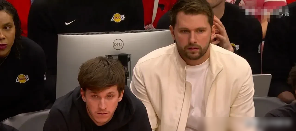 你敢信吗？里夫斯季后赛数据跳水，现在又躺着养伤，佩林卡却把一份2.4亿...