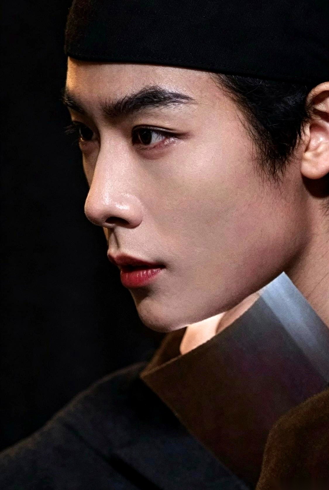陈丽君和李云霄，这对从越剧舞台一路火进电影《镖人》的姐妹花，现在各自带着首部女主剧的路透图，结结实实给影视圈上了一课。
有意思的是，两人这次的新剧卖点居然撞了——核心元素都有“女扮男装”。但点开现场流出的照片一看，好家伙，这简直是两套完全相反的打法。
先看李云霄。她搭档郑业成主演《河东小镖师》，演的
