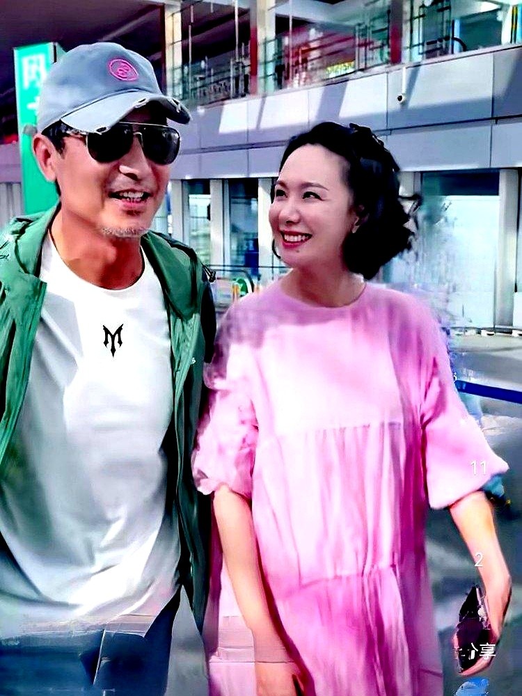 52岁郭晓东录个综艺，不仅被网友骂“别拖后腿”，还因为晒了未打码的私信，惹出“引导网暴”的争议。

当天他直接认怂，发文公开道歉接受所有批评。眼看舆论发酵，妻子程莉莎发声了。没去对线，就留了一句“只是跑调，没有跑偏”，顺带喊老公回家喝汤。

北漂出身，结婚18年零绯闻。外面吵得再凶，家里有口热汤兜底