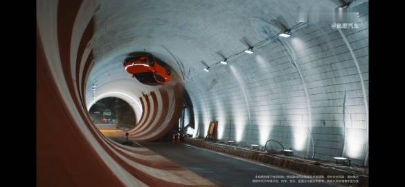 恭喜岚图 <br /><br />岚图追光S实车复刻传奇大滚筒成功！<...