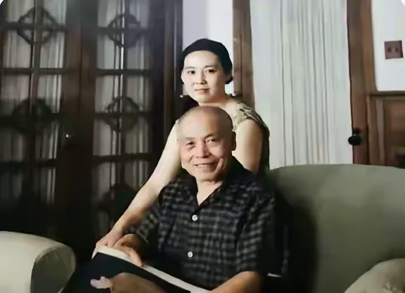 李宗仁
1966年，李宗仁和新婚妻子的合影，虽然相差近50岁，也算得上郎才女貌。