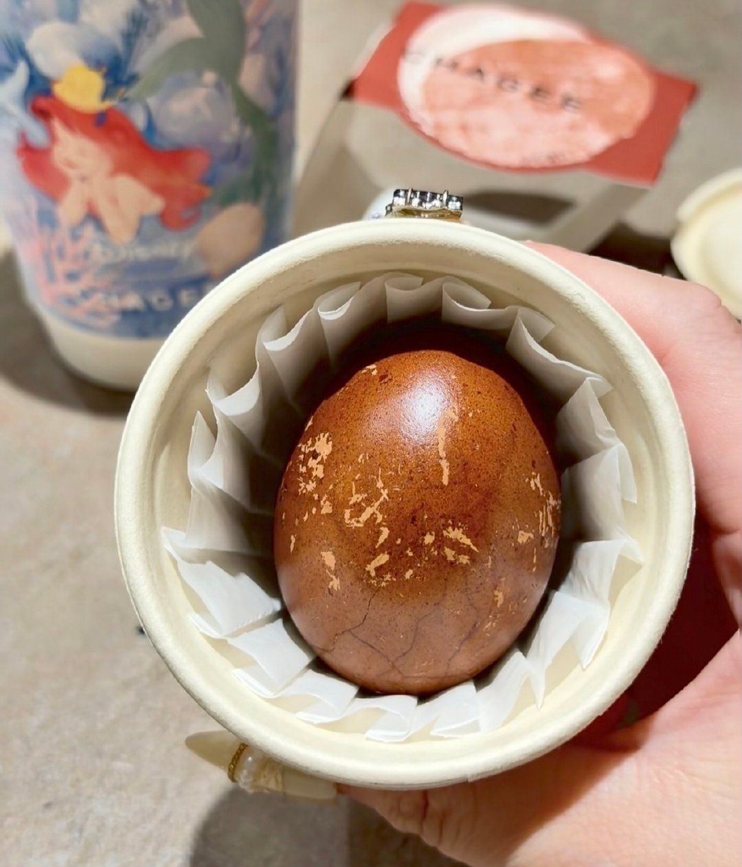 上海的霸王茶姬竟然有茶叶蛋？？
包装是不是有点太洋气了，搭配奶茶 2 块 5 一个，都市丽人的早餐就完成了
#霸王茶姬开始卖茶叶蛋# ​