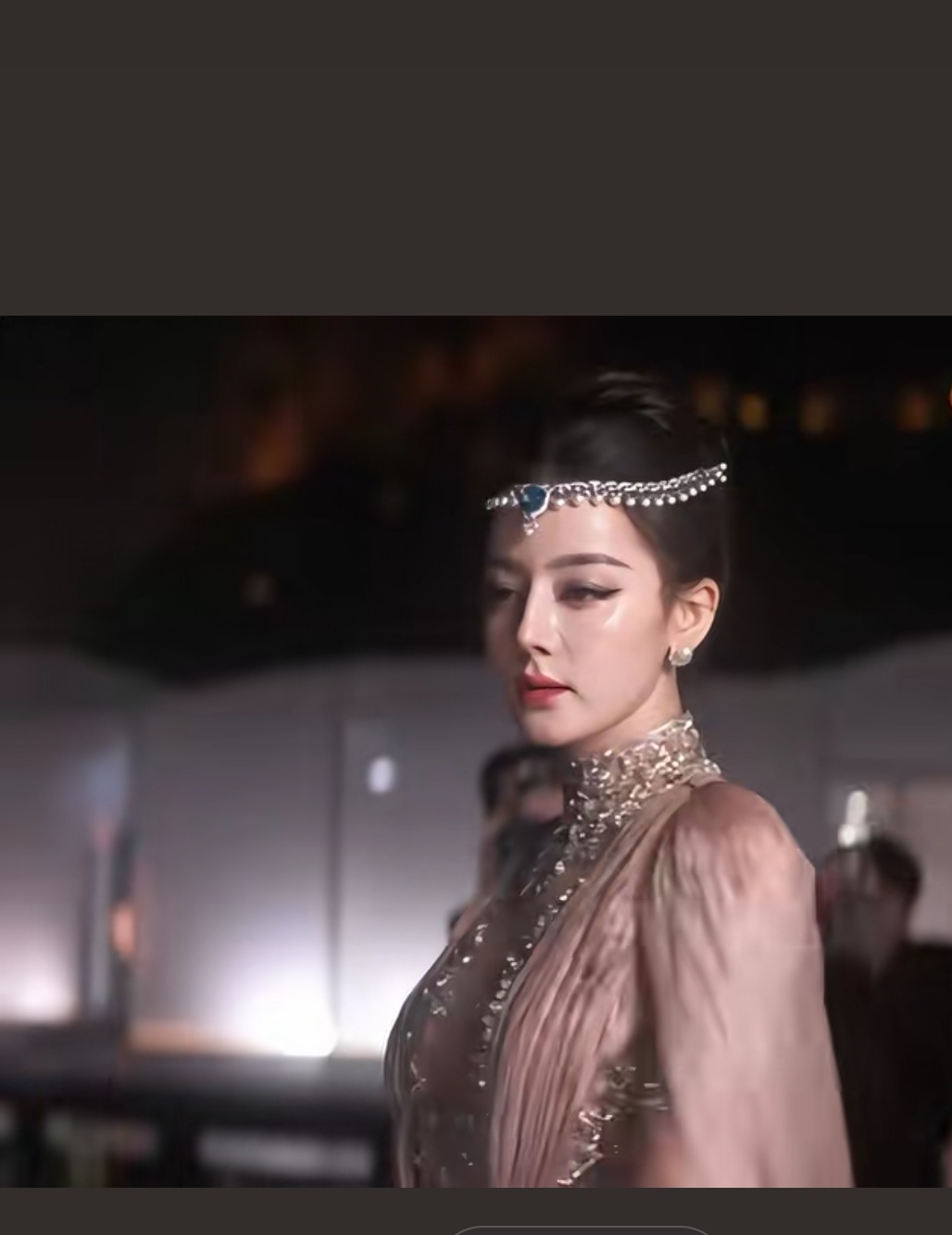 迪丽热巴这次红毯杀疯了！
裸粉钉珠高定长裙，披风飘逸，蓝宝石额饰自带异域氛围感。
定点的一瞬间，嘴边的蝴蝶振翅飞走，
偶然又浪漫，这一幕直接成为红毯神镜头，
蝶来赴约，蝶又乘风而去，太美了