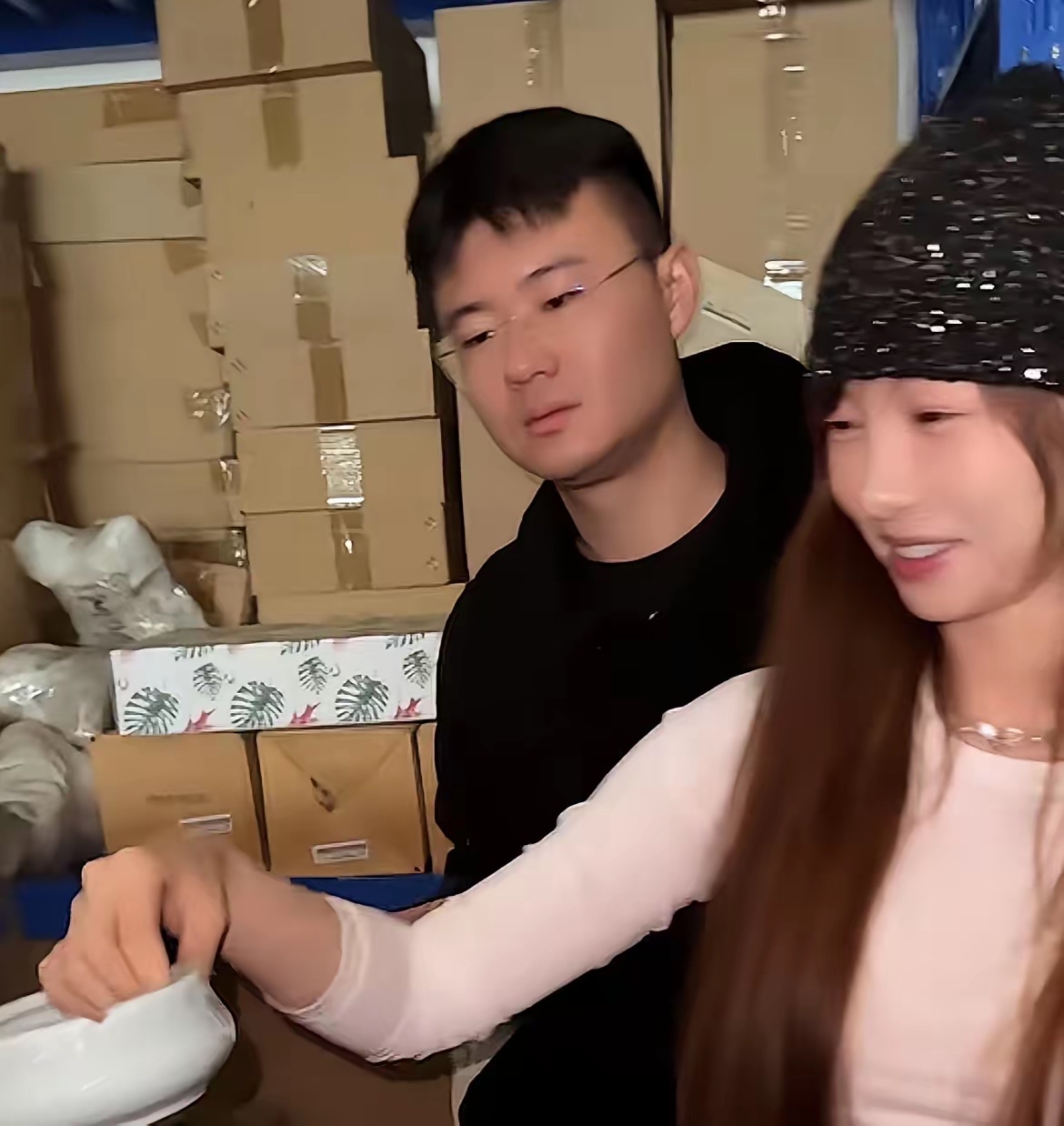 痞幼真的做到该花花，该省省！在北京租下六层别墅，给员工打造办公住宿一体空间，还专门装滑梯照顾有娃员工。转头就跑到曲美泽龙仓库“打劫”残次旧货来装修，泽龙一脸无奈却满眼宠溺。一边大方善待团队，一边懂得精打细算，这样通透的性格，难怪网友说很适合做伴侣。
