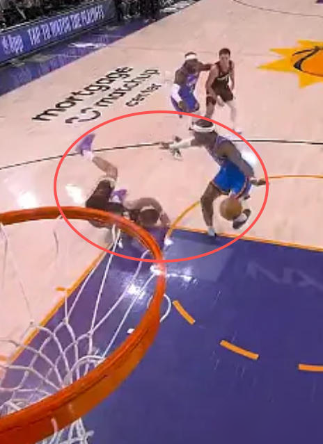 雷霆队下黑手了？布克脚踝拧成90度，多尔特伸完腿，立马举手了。 就在...