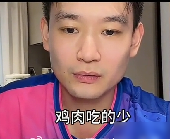 前国乒队员直播点名撕张继科，说他25块钱一节的体验课是在砸同行饭碗，还暗示那无抗鸡排就是文字游戏。
刘丁硕越说越来劲，连绿泡泡都删了这种话都往外撂。张继科那边也没惯着，直接在直播间回了一句，段位不够，上不了台面。末了还补一刀，有意见来杭州当面聊，量你不敢。
一边是粉丝追着低价课喊良心，一边是同行