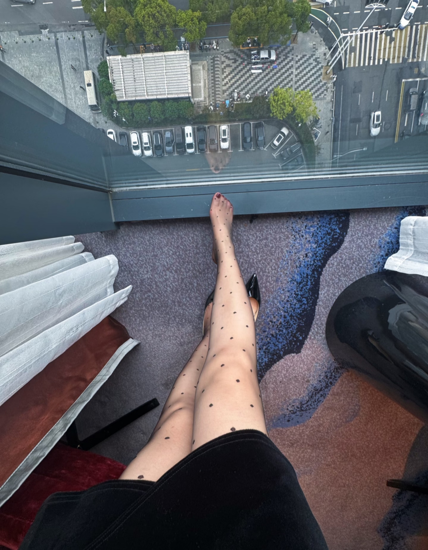 在高空酒店房间，把自己活成优雅的风景~ 波点丝袜配尖头黑鞋，踩出复古摩...