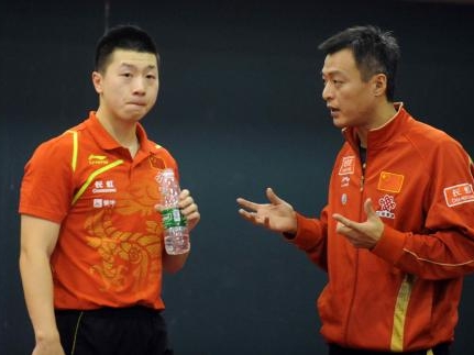 大家都以为马龙是个温顺懂事的乖乖仔，可教练秦志戬却直言他是队里最难管的隐性叛逆。当年因为赌气直接罢跑被当场轰出会场，师徒冷战半个多月。这个表面温和的模范班长，骨子里藏着极其可怕的执拗。
 
（信源：（澎湃新闻）这个教师节，马龙写给秦志戬教练的话，真的很好哭）
 
在大多数人的印象里，国乒队里的马龙总