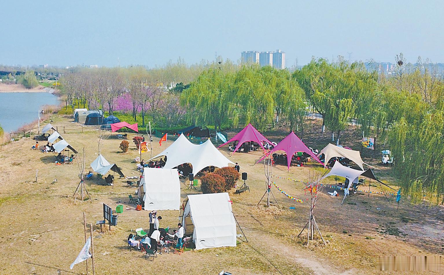【一城公园烟火 尽藏日常幸福】初夏清晨，朝阳初升，晨光漫入市人民公园。...