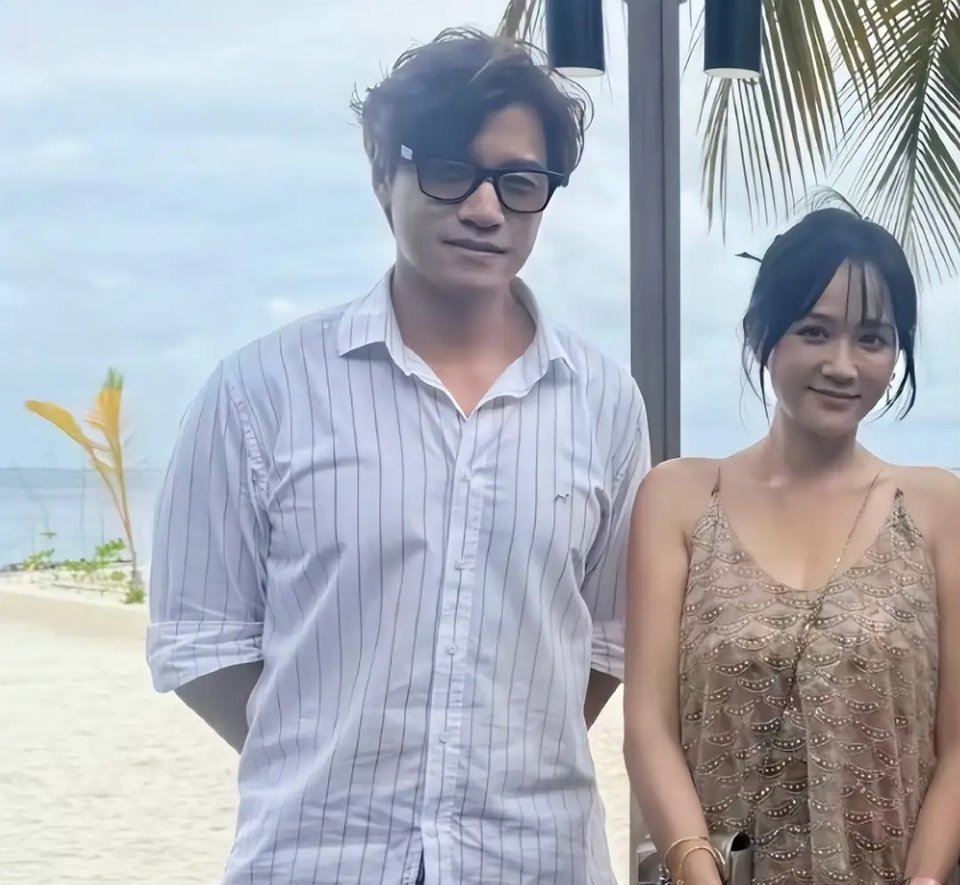 47岁陈乔恩马尔代夫度假！身形暴瘦，也老了许多 ​