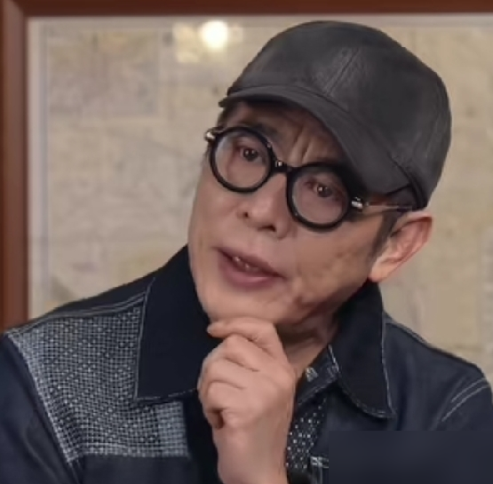 李连杰在片场追着徐克满场跑，就为问一句：我到底爱谁？
拍《笑傲江湖之东方不败》，令狐冲的剧本里躺着五个女人。李连杰彻底懵了，武打动作他一条过，感情戏他直接卡壳。他那人，脑子太清醒，理性到没法骗自己同时爱五个。
徐克劝他，你就疯一点，别想逻辑。李连杰不干，逮着导演非要掰扯出个所以然。最后他总结了一