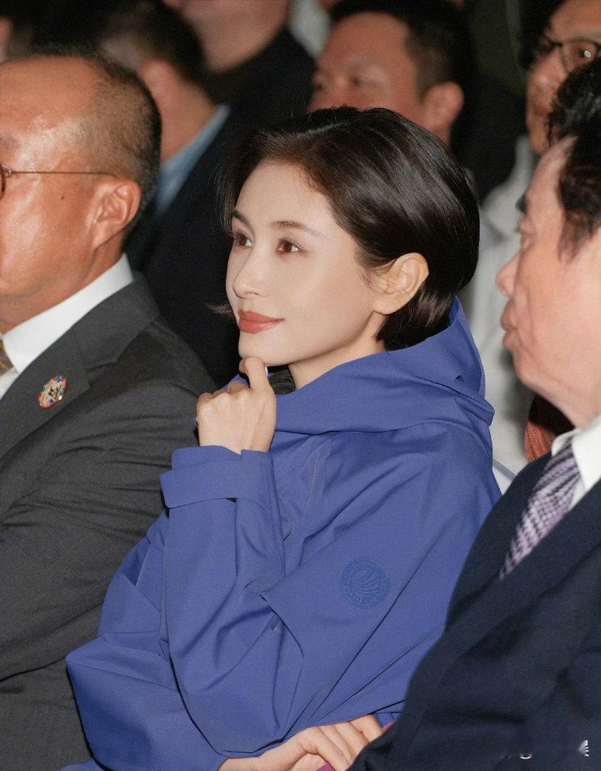 第一张觉得王子文很漂亮，但第二张就有故事了！ ​