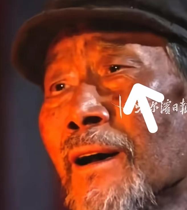 72岁的李雪健，前阵子又被推上了风口浪尖。不是因为什么新花边，而是有人盯着他眼下的几道皱纹大做文章，硬要把那叫做什么“阴德纹”，说他是因为积了善，才攒下了这份福相。
这话听着挺玄乎，也挺好听。可你要真去翻翻李雪健这些年的日子，那几道褶子里装的可全是扎人的事实。
抗癌26年，那是真刀真枪在鬼门关走