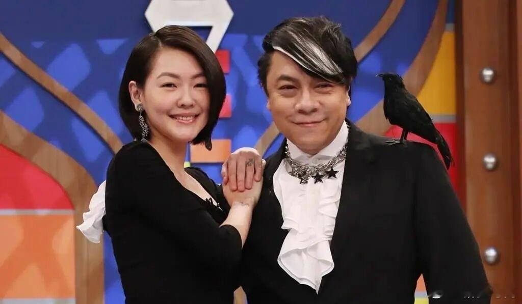 #新疆马南[超话]##制作人称有在接触小S蔡康永##蔡康永为台独分子沈伯洋站台#金牌制作人林昱伶10月7日公开证实，确实正与小S、蔡康永接触洽谈新综艺，但“什么都还没有确定，还在聊”，明确否认“明年初播出”的传闻，强调无既定时间表。小S通过经纪人表达“很期待”再度合作，蔡康永方则澄清此前“在谈 ​