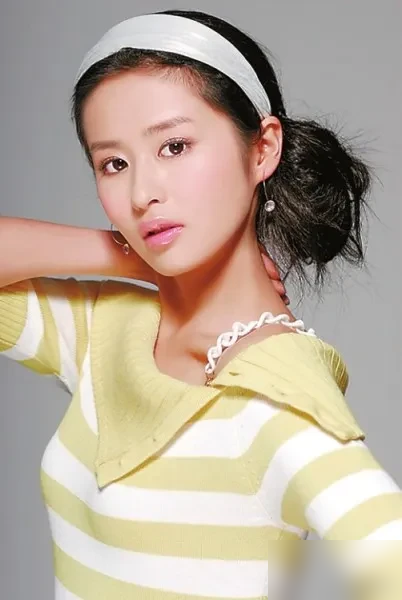 颖儿去梅婷家吃饭，鼻子差点杵进菜盘子里。
梅婷老公曾剑掌勺，菜全是院里现拔的，白萝卜、大白菜、小芋头，老爷子天天蹲地里伺候。颖儿一进门就上手端菜，闻见香味直接把脸凑到盘子上，镜头拍得清清楚楚。
评论区吵翻了。一边说做客哪有这样闻菜的，不礼貌。另一边说，去闺蜜家还端着，那叫客户。
俩人拍《六姊妹