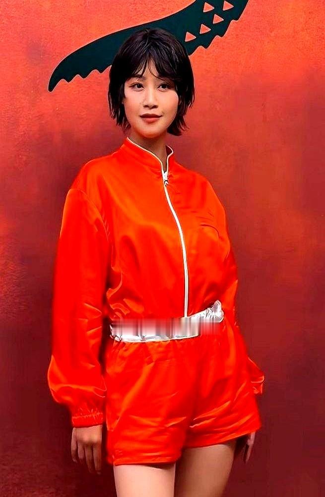 穿橘色超短裤去巴黎看秀，硬生生把两条腿练出腱子肉，被全网笑称少林武僧下山。

换作别人早急得连夜删图发通稿了，蓝盈莹倒好，往镜头前一站，舒展随性，对满屏的调侃照单全收。

这腿绝对不是饿出来的。平时泡在健身房死磕铁块，汗水砸在地板上，硬是把内娱一水儿风吹就倒的纸片人审美撕了道口子。

谈恋爱大大方方