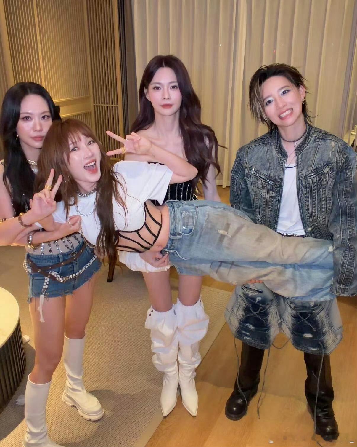 王霏霏带浪1姐姐们打歌