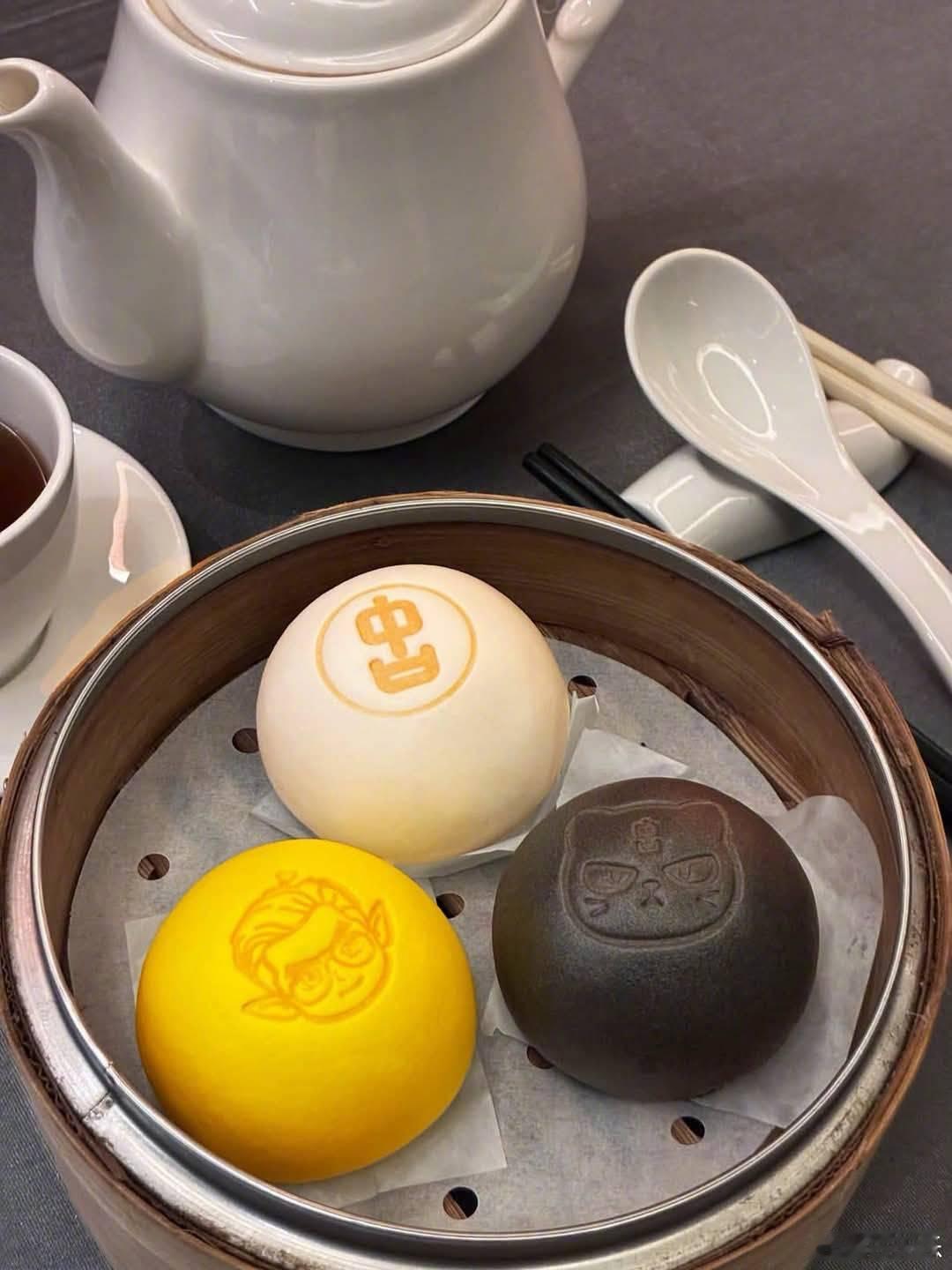 KOOLOO 聯乘名廚

KOOLOO 聯乘名廚的推出萬聖節限定包包，
在10月15日正式登場！
在「KOOLOOWEEN」活動，
名廚精心準備了三款造型非常可愛的小點心，
包包裡面包裹豆沙或蓮蓉。
三款造型各具特色，
各位古迷最喜歡是哪一款呢？ ​
